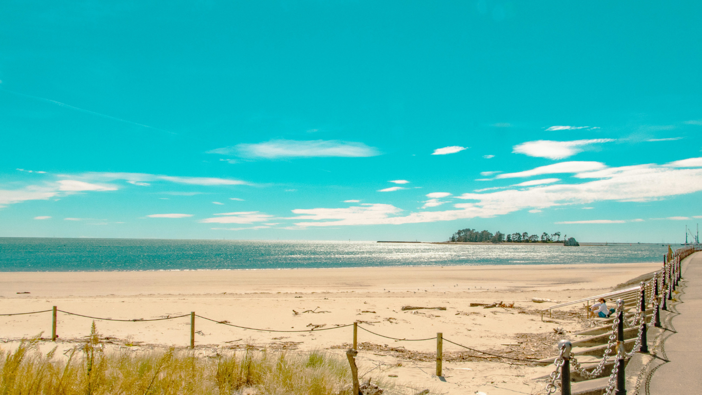 Sunny Tahunanui Beach in Nelson, New Zealand