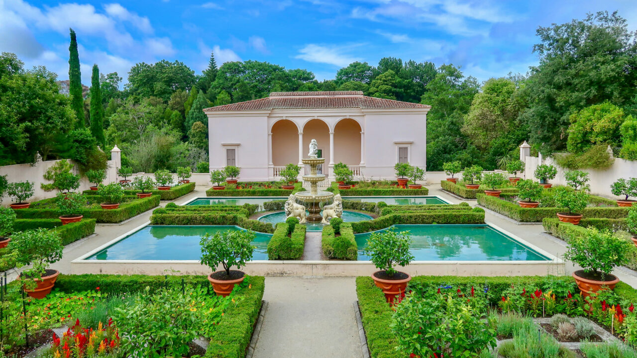 Walk the gardens in Hamilton